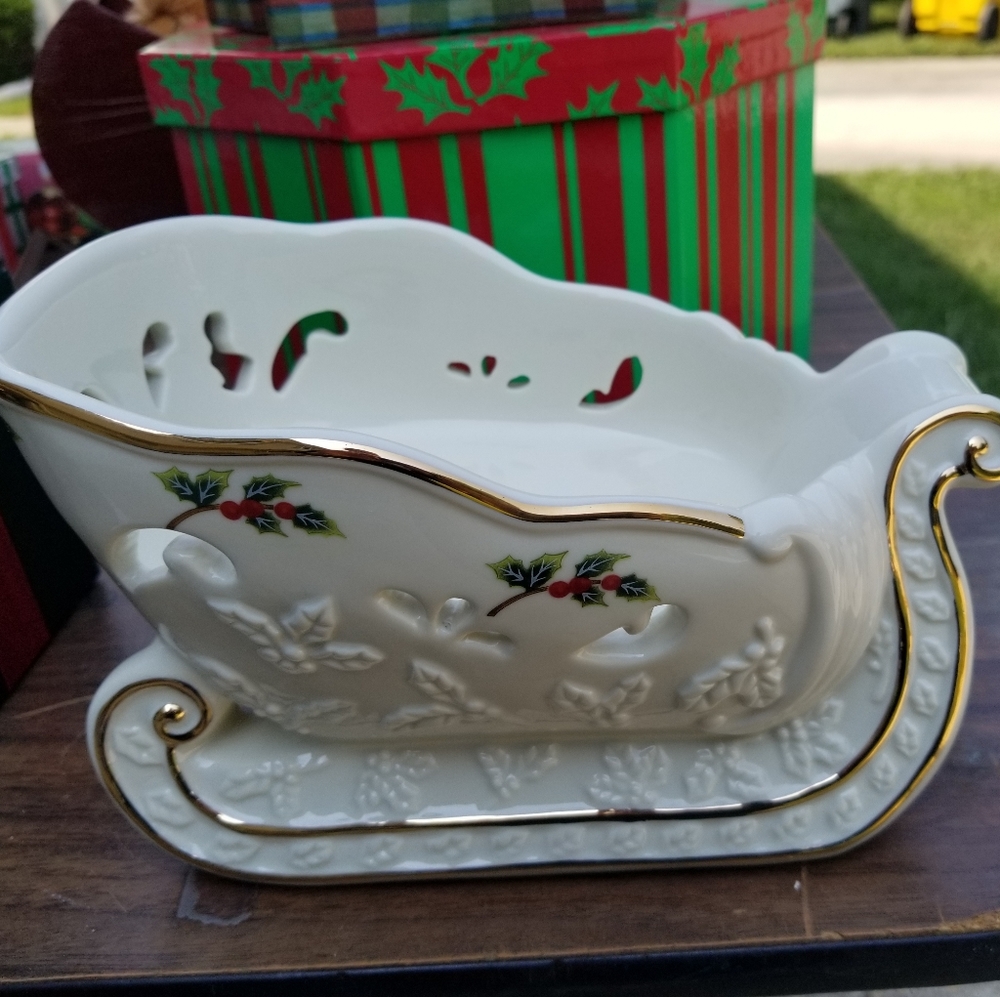 Sleigh with Holly Leaf